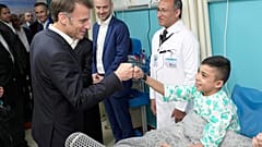الرئيس الفرنسي خلال جولة على جرحى من قطاع غزة يتلقون العلاج في المستشفيات المصرية 
