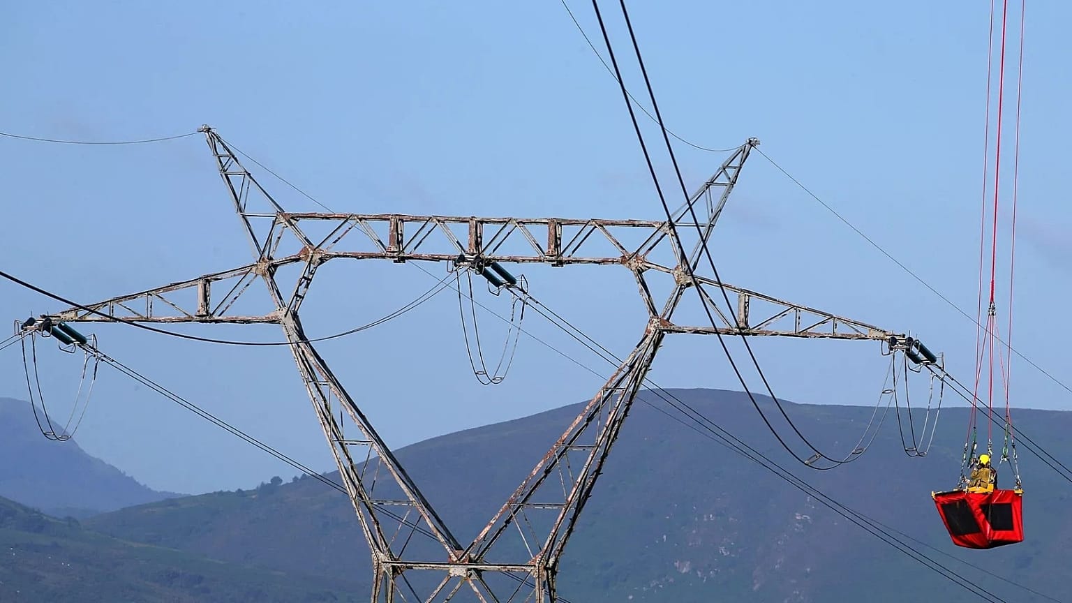 Teknisyenler, Fransa'nın güneybatısındaki Ascain kasabasında yüksek gerilim hatlarında çalışıyor, 10 Ağustos 2023.