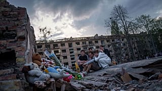 Rus saldırısında hayatını kaybeden Ukraynalı gencin arkadaşları Kiev'de bir evin kalıntıları başında bir araya geldi, 25 Nisan, 2025