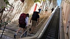 Un grupo de personas sube las escaleras del casco antiguo de Lisboa después de que las escaleras mecánicas dejaran de funcionar tras un apagón, 28 de abril de 2025.