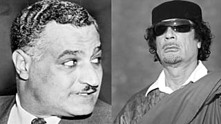 الرئيس الليبي الراحل معمر القذافي (يمينًا)، والرئيس المصري الراحل جمال عبد الناصر (يسارًا)