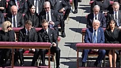 Beerdigungs-Etikette: War Trumps blauer Anzug ein protokollarischer Fauxpas bei der Beerdigung des Papstes?