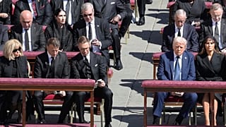 Beerdigungs-Etikette: War Trumps blauer Anzug ein protokollarischer Fauxpas bei der Beerdigung des Papstes?