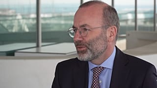 Manfred Weber, az Európai Néppárt elnöke az Euronewsnak nyilatkozik Valenciában 2025.04.29-én.