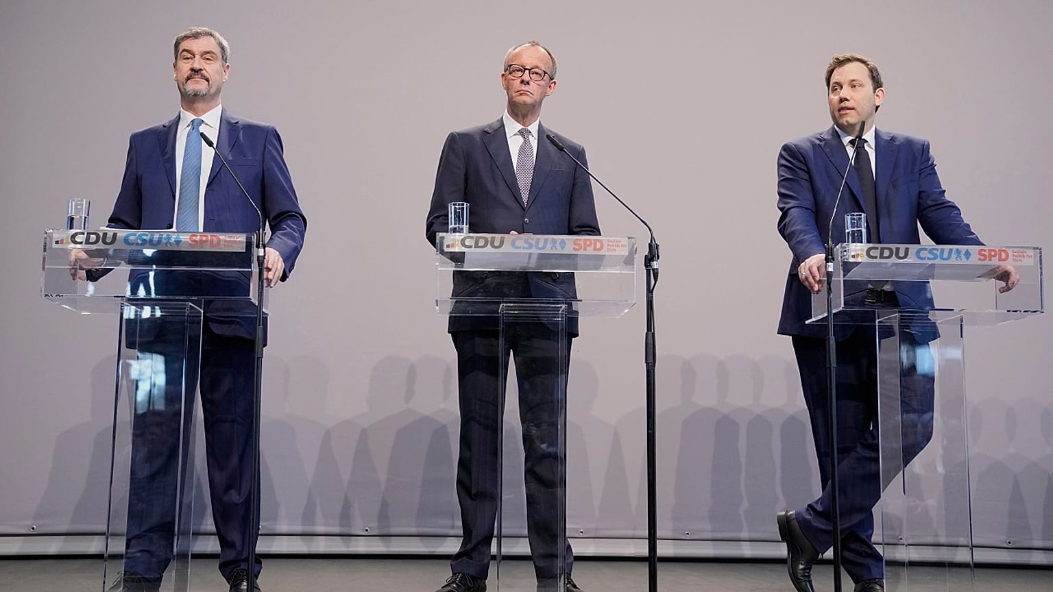 Friedrich Merz (στη μέση) κατά την παρουσίαση της συμφωνίας συνασπισμού νωρίτερα αυτό το μήνα.  