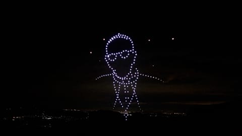200 drones dessinent la silhouette du pape François au-dessus de la célèbre abbaye de Montserrat en Espagne