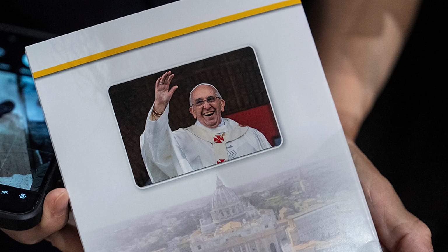 Folleto con una imagen del Papa distribuido a los fieles durante una misa.