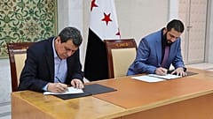 الرئيس السوري المؤقت أحمد الشرع ،اليمين، ومظلوم عبدي ، قائد قوات سوريا الديمقراطية المدعومة من الولايات المتحدة ، يوقعان اتفاقا في دمشق ، سوريا ، الاثنين 10 مارس 2025