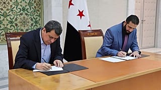الرئيس السوري المؤقت أحمد الشرع ،اليمين، ومظلوم عبدي ، قائد قوات سوريا الديمقراطية المدعومة من الولايات المتحدة ، يوقعان اتفاقا في دمشق ، سوريا ، الاثنين 10 مارس 2025