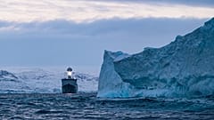 Dänisches Schiff vor der Küste Grönlands