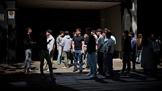 Πωλητές αντιδρούν έξω από την επιχείρησή τους, κατά τη διάρκεια μεγάλης διακοπής ρεύματος στη Βαρκελώνη, Ισπανία, Δευτέρα 28 Απριλίου 2025.