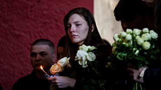 Abschiedszeremonie im Krematorium in Kiew, Ukraine, Montag, 28. April 2025