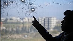 مرض يشير إلى ثقوب في إحدى النوافذ بعد موجة العنف الأخيرة التي جرت في الساحل السوري 10 آذار 2025