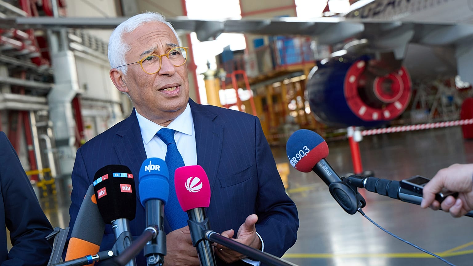 Ο πρόεδρος του Ευρωπαϊκού Συμβουλίου Αντόνιο Κόστα κάνει δήλωση μπροστά στην αίθουσα τελικής συναρμολόγησης της Airbus στο Αμβούργο, 14 Απριλίου 2025.