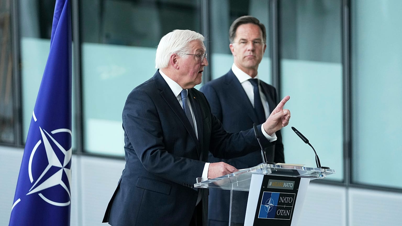 Almanya Cumhurbaşkanı Frank-Walter Steinmeier ve NATO Genel Sekreteri Mark Rutte Brüksel'deki NATO karargahında konuşurken, 28 Nisan 2025