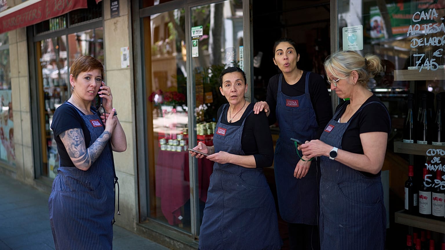 Barcelona'da elektrik kesintisinin ardından bir restoranın çalışanları dışarıda beklerken, 28 Nisan 2025