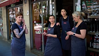 Barcelona'da elektrik kesintisinin ardından bir restoranın çalışanları dışarıda beklerken, 28 Nisan 2025