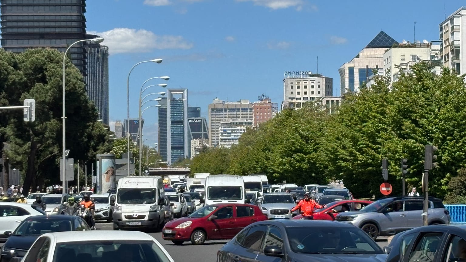 Vehículos circulando sin semáforos tras el apagón energético este lunes en Madrid.