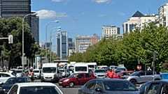 Vehículos circulando sin semáforos tras el apagón energético este lunes en Madrid.