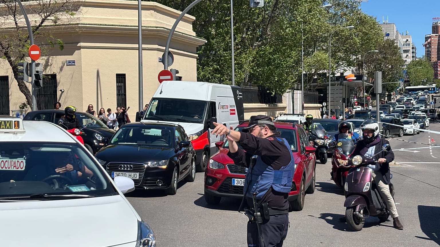 Un agente regula el tráfico mientras los vehículos circulaban sin semáforos durante el apagón del lunes en Madrid.
