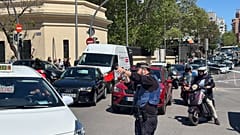 Un agente regula el tráfico mientras los vehículos circulaban sin semáforos durante el apagón del lunes en Madrid.