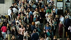 Passagiere am Flughafen Madrid während eines größeren Stromausfalls, Montag, 28. April 2025