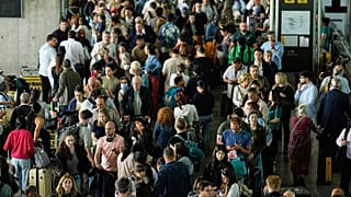 Пассажиры в аэропорту Мадрида во время сильного отключения электричества, понедельник, 28 апреля 2025 г.