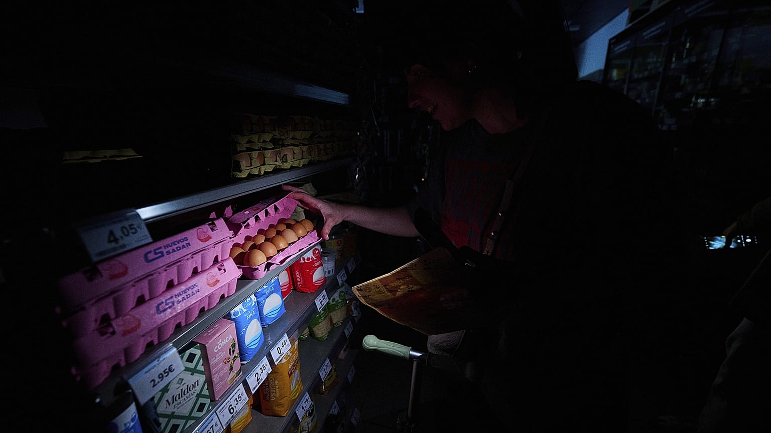 People buy food at a supermarket during a massive power outage in Pamplona, 28 April, 2025