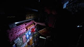 People buy food at a supermarket during a massive power outage in Pamplona, 28 April, 2025