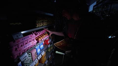 People buy food at a supermarket during a massive power outage in Pamplona, 28 April, 2025