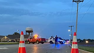 A polícia bloqueia a estrada que conduz ao edifício onde um carro se despistou durante um programa pós-escolar, matando várias pessoas e ferindo outras, na segunda-feira, 28 de abril de 2025.