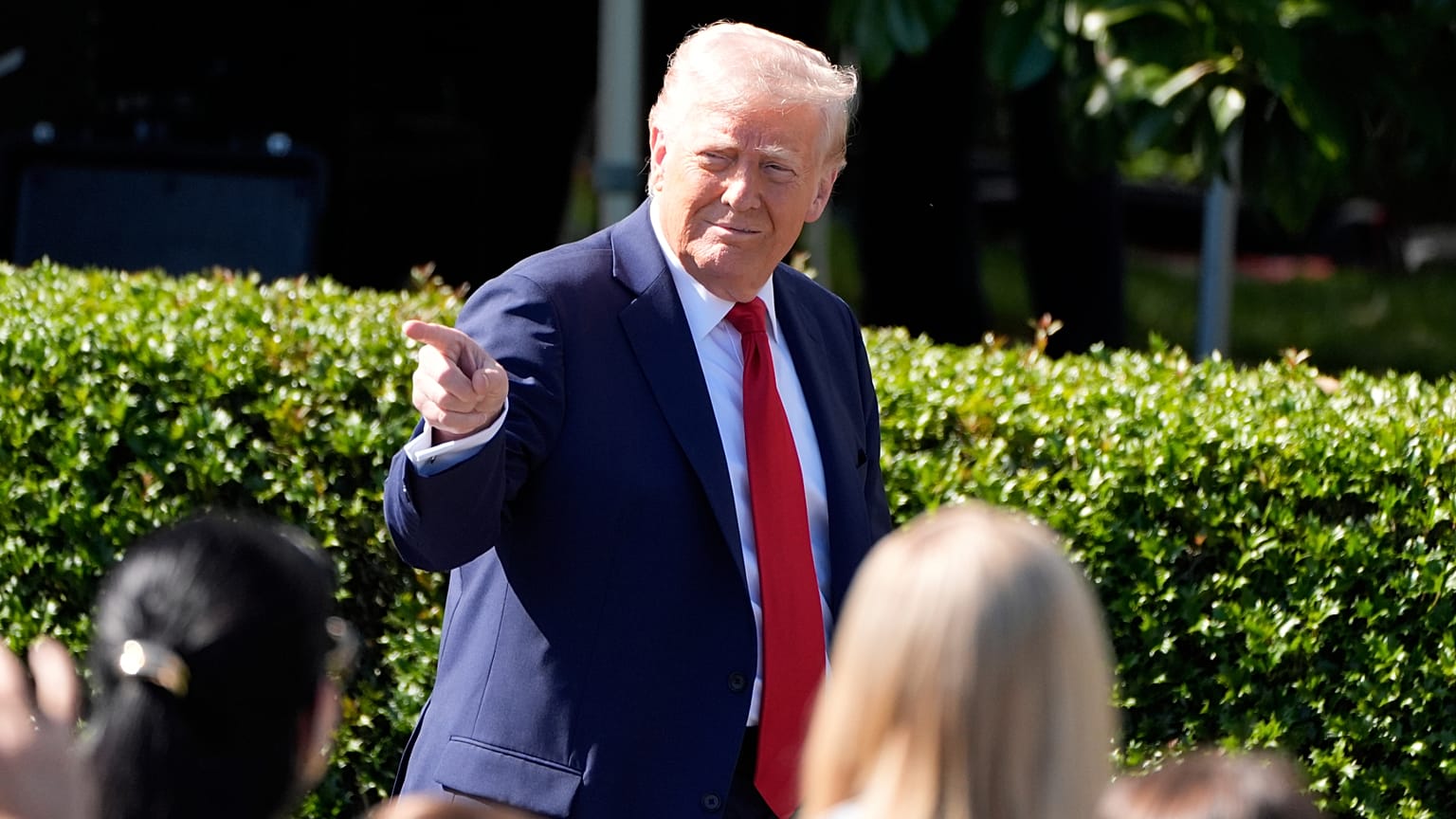 O Presidente Donald Trump chega para receber a equipa de futebol americano Philadelphia Eagles, campeã da Super Bowl, no relvado sul da Casa Branca, na segunda-feira, 28 de abril de 2025.