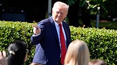 O Presidente Donald Trump chega para receber a equipa de futebol americano Philadelphia Eagles, campeã da Super Bowl, no relvado sul da Casa Branca, na segunda-feira, 28 de abril de 2025.