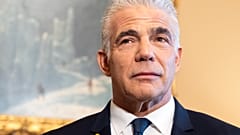 زعيم المعارضة الإسرائيلية يائير لابيد يلتقي زعيم الأغلبية في مجلس الشيوخ تشاك شومر من نيويورك، الثلاثاء 9 أبريل 2024، في مبنى الكابيتول في واشنطن.