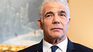 زعيم المعارضة الإسرائيلية يائير لابيد يلتقي زعيم الأغلبية في مجلس الشيوخ تشاك شومر من نيويورك، الثلاثاء 9 أبريل 2024، في مبنى الكابيتول في واشنطن.