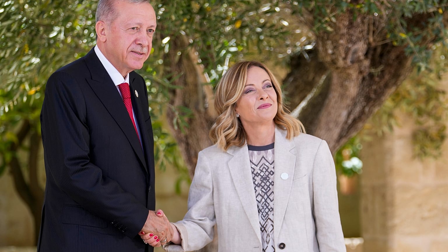 Il presidente turco Recep Tayyip Erdogan e la presidente del Consiglio italiana Giorgia Meloni al G7 in Puglia, giugno 2024