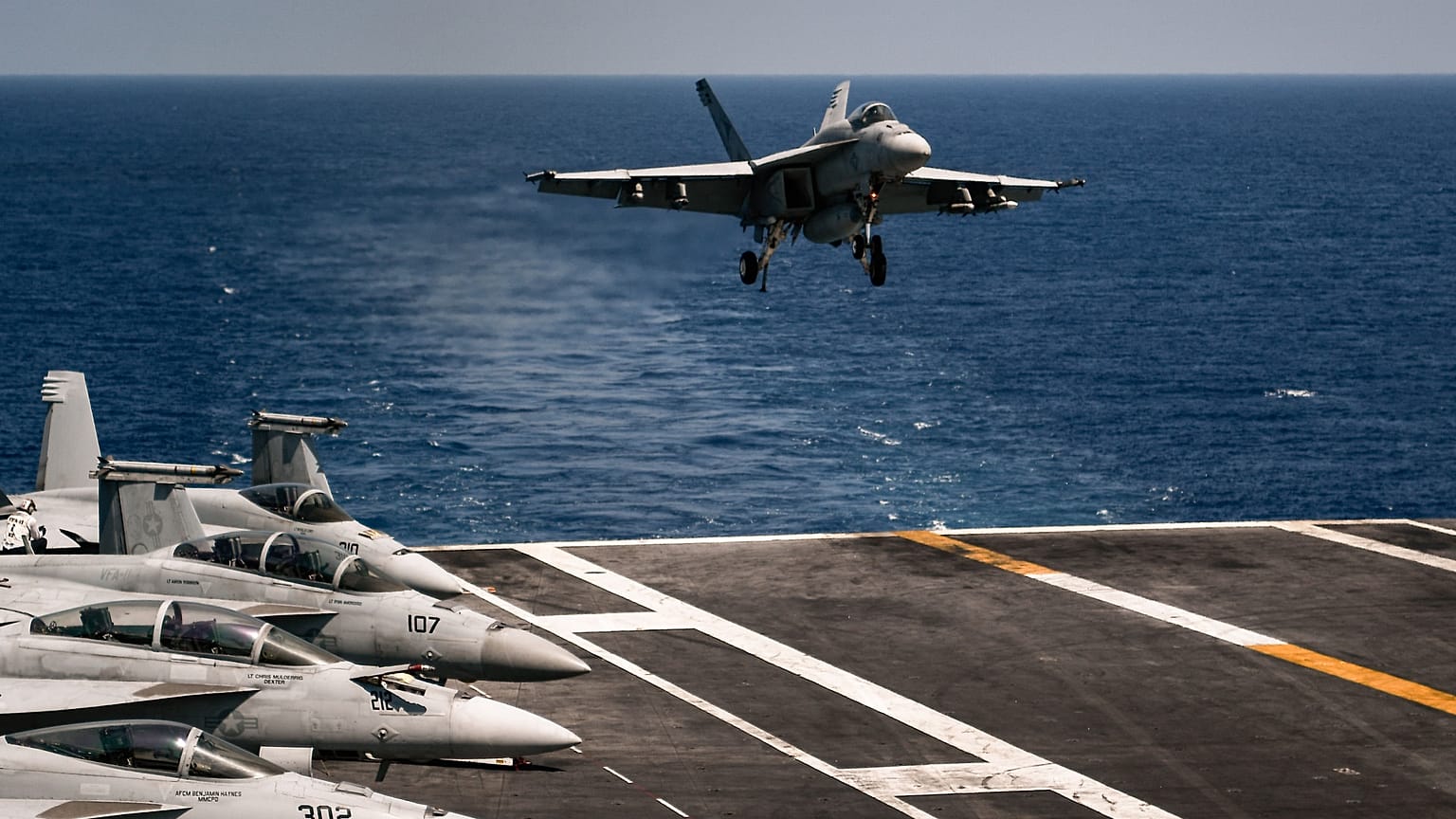 F-18 Hornet landolása a USS Truman fedélzetén a Földközi-tengeren