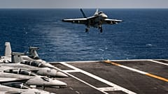 F-18 Hornet landolása a USS Truman fedélzetén a Földközi-tengeren