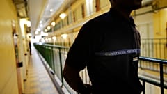 DOSSIER - Der französische Justizminister Gérald Darmanin blickt beim Verlassen der wöchentlichen Kabinettssitzung am Mittwoch, den 19. Februar 2025, im Elysée-Palast in Paris.