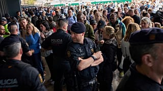 Miembros de la Policía controlan una aglomeración durante el apagón.