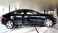Bir Volvo S60 otomobil, 23 Ekim 2012 Salı günü Washington'daki İsveç Evi'nde, otonom araçların politik etkileri hakkında düzenlenen bir seminer sırasında sergileniyor. 