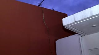 In dem Dorf Voutes in Heraklion, Kreta, wurden Risse in Gebäuden festgestellt