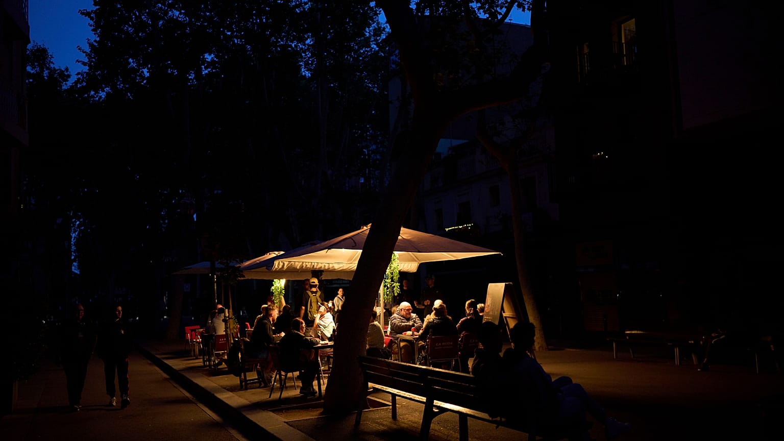 Panne d'électricité en Espagne : un générateur donne de la lumière pour le dîner. 28 avril 2025.
