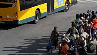 Les passagers font la queue pour prendre des bus au hub de transport d'Oriente pendant une panne de courant nationale qui a arrêté les trains et le métro à Lisbonne, lundi 28 avril 2025.