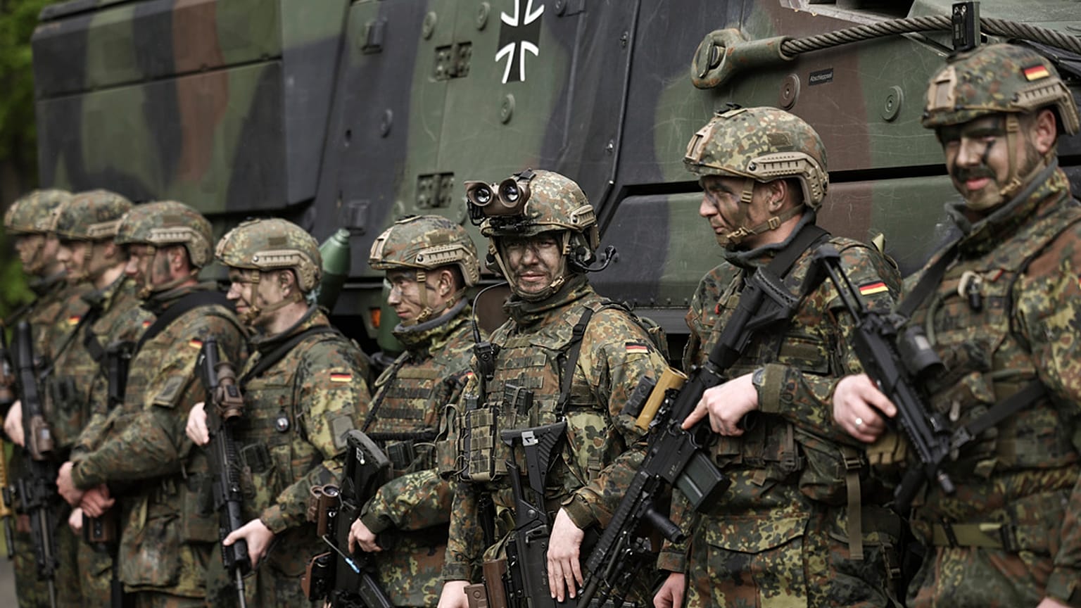 Soldaten der Bundeswehr stehen am Mittwoch, 24. April 2024, in der Julius-Leber-Kaserne in Berlin vor einem Boxer.