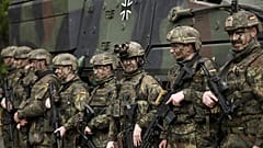 Soldaten der Bundeswehr stehen am Mittwoch, 24. April 2024, in der Julius-Leber-Kaserne in Berlin vor einem Boxer.
