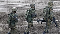 Bundeswehrsoldaten gehen am Montag, 15. Juni 2009, bei einer Leistungsschau des Deutschen Heeres auf dem Truppenuebungsplatz in Munster, Niedersachsen, durch schweres Gelände