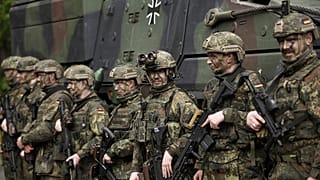 Soldaten der Bundeswehr stehen am Mittwoch, 24. April 2024, in der Julius-Leber-Kaserne in Berlin vor einem Boxer.