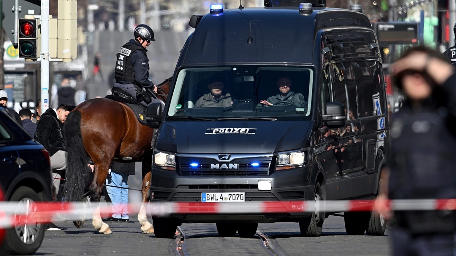 ARCHIVO: Agentes de Policía aseguran una calle en el centro de la ciudad de Mannheim tras un ataque con atropello con un coche, el 3 de marzo de 2025