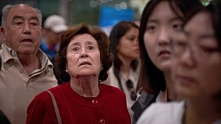 Les passagers réagissent en attendant des nouvelles des départs de trains, à la gare de Sants à Barcelone, Espagne, mardi 29 avril 2025